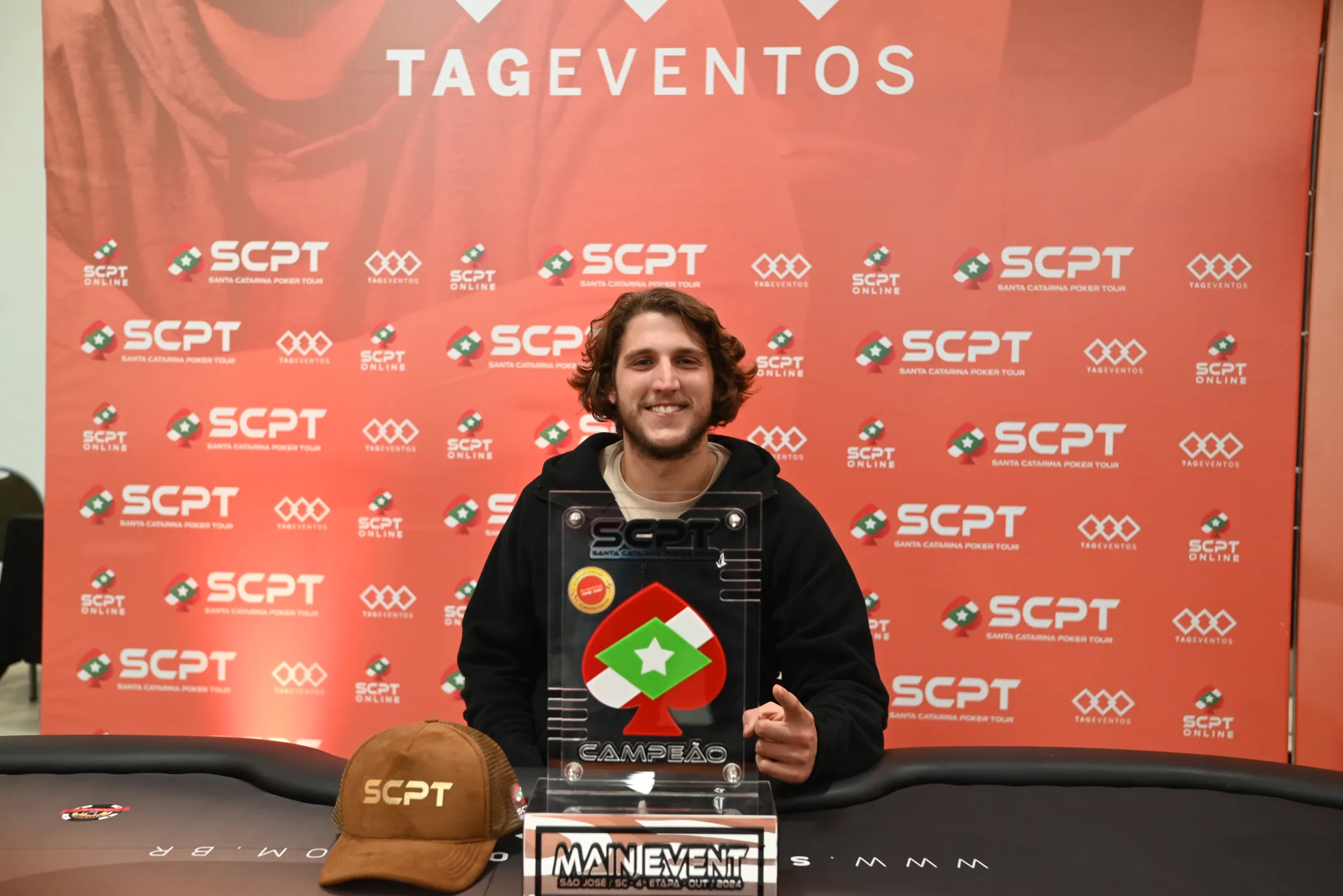 Jogando o SCPT pela primeira vez, Luan Figueiredo tem estreia triunfal e é o grande campeão do Main Event