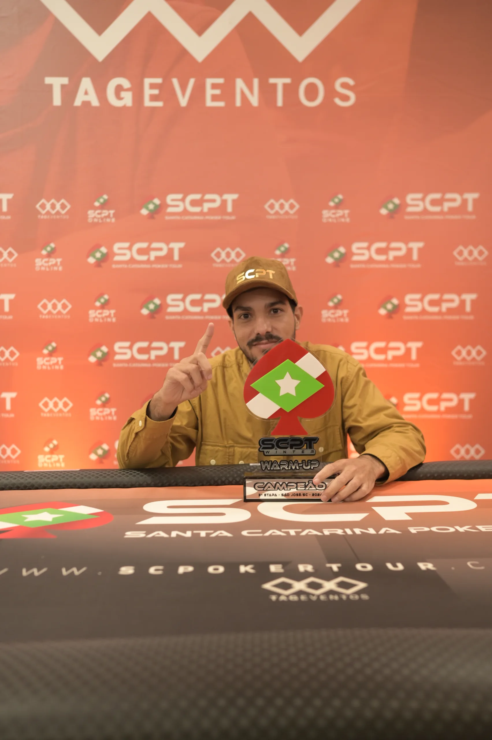 Sem investir nada no buy-in, Douglas Lisboa vence o tradicional Warm Up Free do SCPT, leva primeiro troféu da carreira e belo prêmio