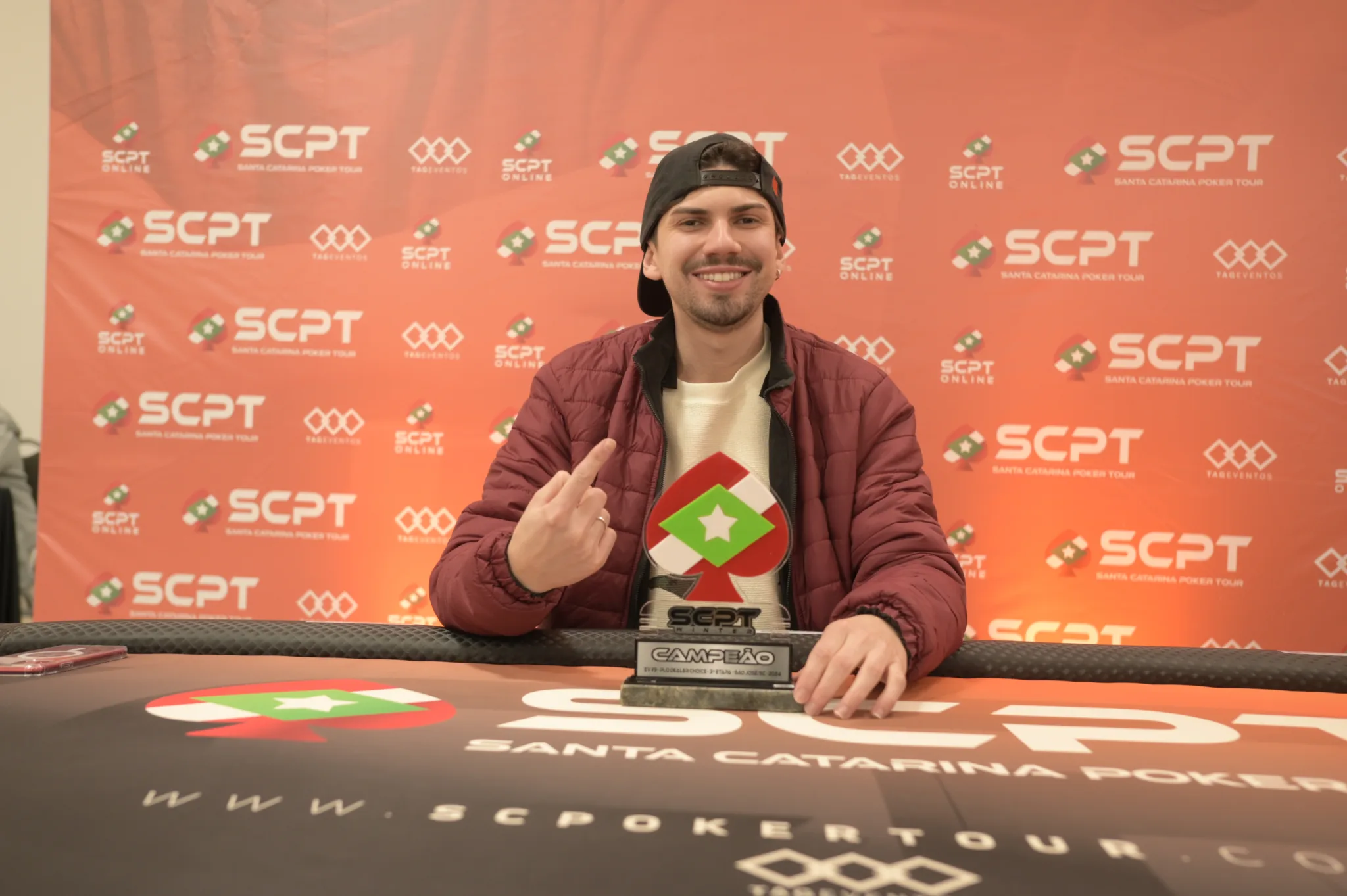 “Atrasado”, Gustavo Monteiro perde High Roller, muda foco para o PLO Dealer Choice e conquista torneio do SCPT