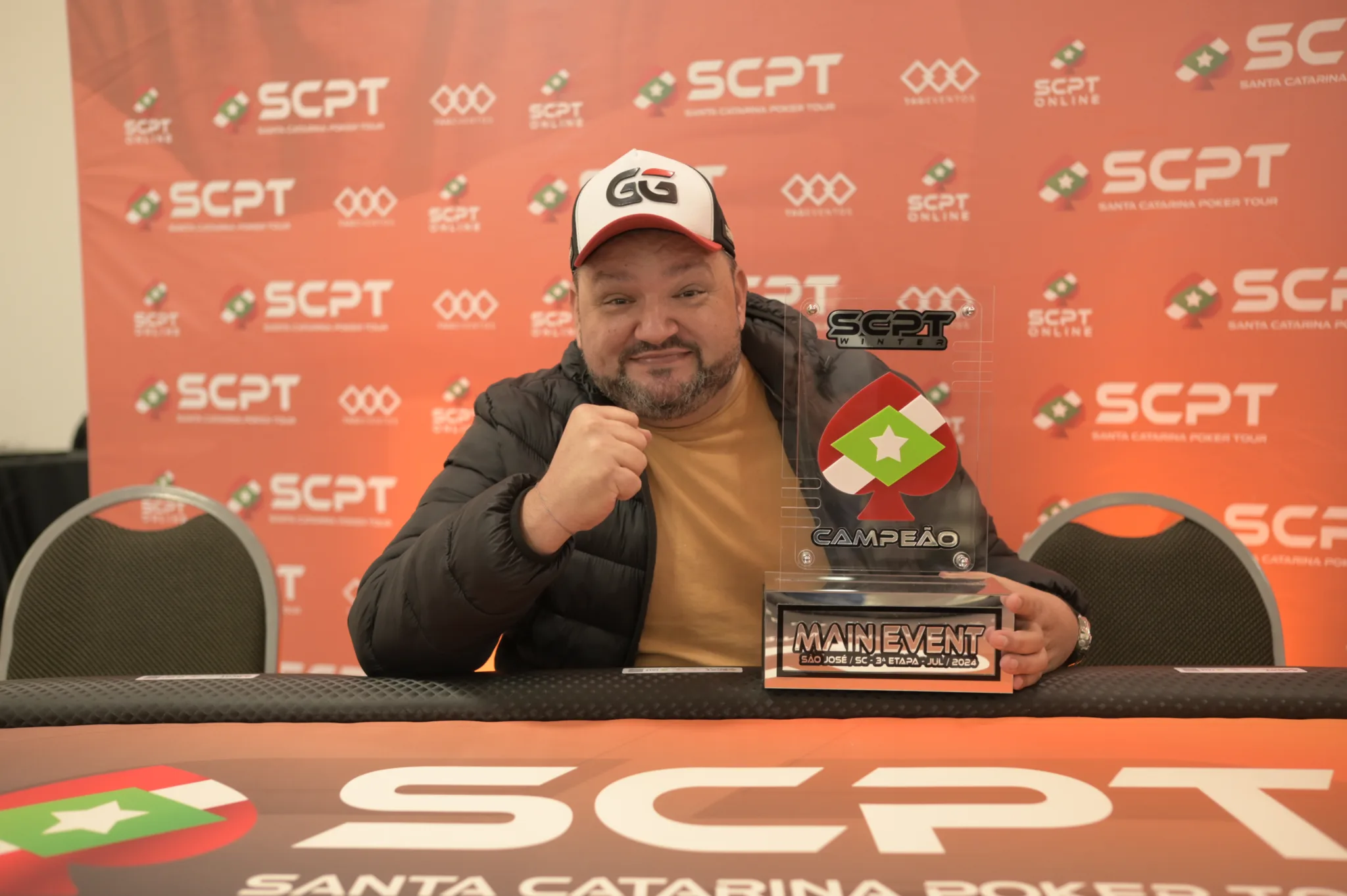 Com atuação impecável na mesa final, Mauricio Oliveira é o grande campeão do Main Event do SCPT