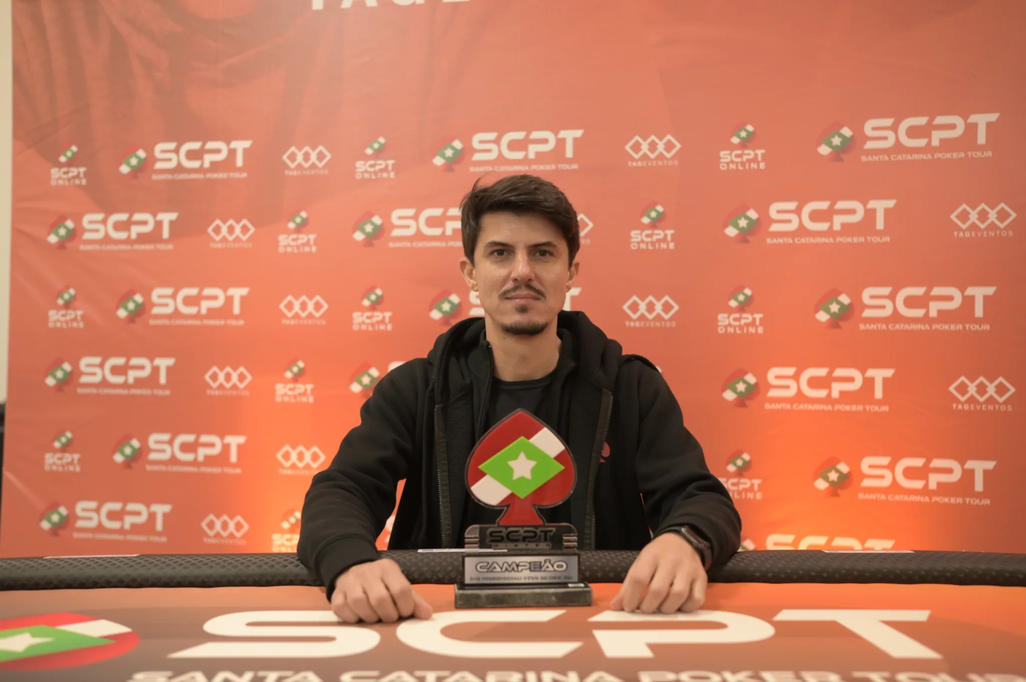 Douglas Santos vira heads-up, fecha torneio com quadra na mão final e é campeão do Prog KO 6-Max